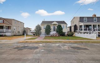 20 Albert Road, Amity Harbor, NY 11701