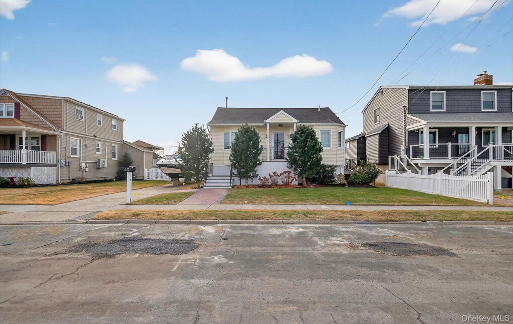 20 Albert Road, Amity Harbor, NY 11701