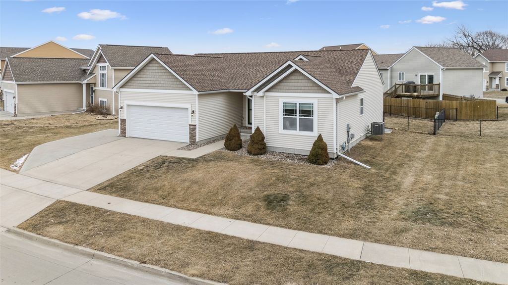 3306 Hawthorn Drive SW, Bondurant, IA 50035