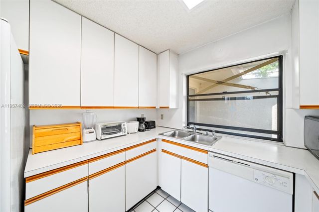 6442 NW 170th Ter, Hialeah, FL 33015