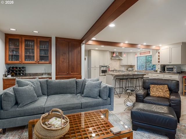 7785 Sw WESTGATE Way, Portland, OR 97225