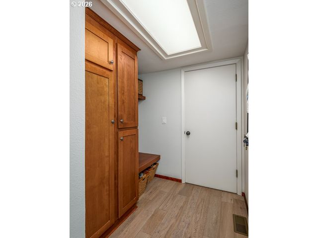 7785 Sw WESTGATE Way, Portland, OR 97225