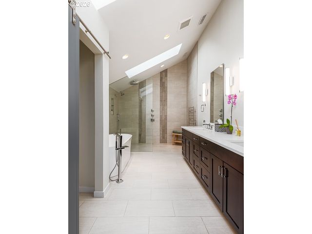 7785 Sw WESTGATE Way, Portland, OR 97225