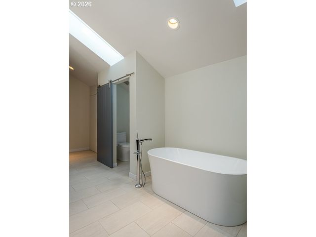 7785 Sw WESTGATE Way, Portland, OR 97225