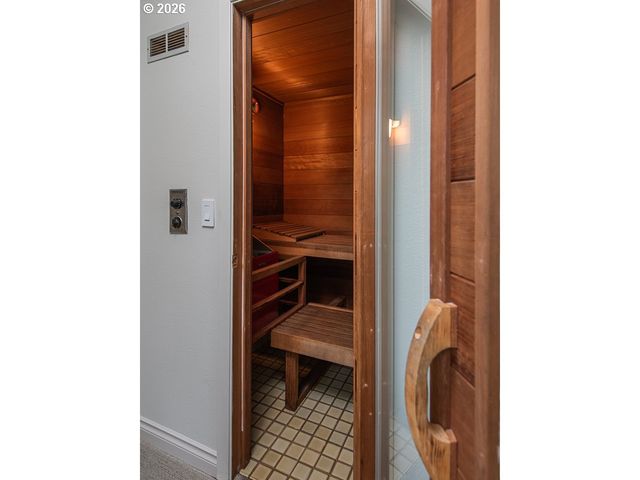 7785 Sw WESTGATE Way, Portland, OR 97225