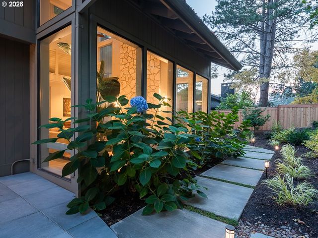 7785 Sw WESTGATE Way, Portland, OR 97225