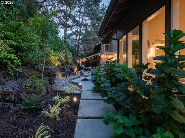 7785 Sw WESTGATE Way, Portland, OR 97225