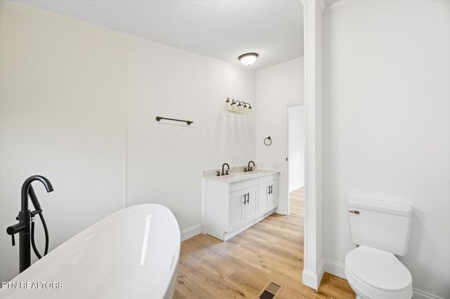 816 Ivory Rd, Athens, TN 37303