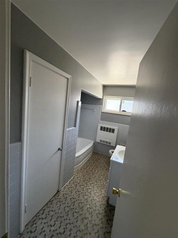 17540 N Mack Avenue 10, Grosse Pointe, MI 48230