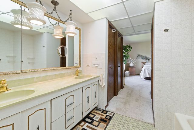2 Hamilton Lane, Oak Brook, IL 60523