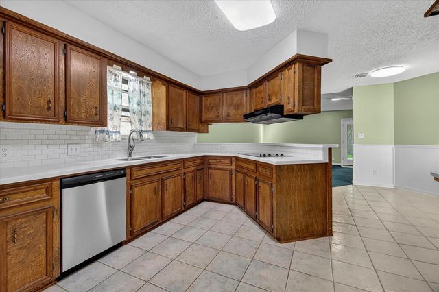 925 S 6th Street, La Porte, TX 77571