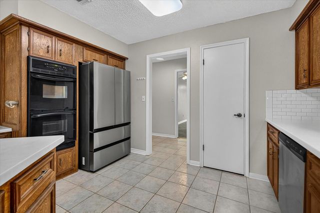 925 S 6th Street, La Porte, TX 77571