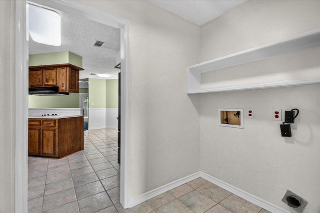 925 S 6th Street, La Porte, TX 77571