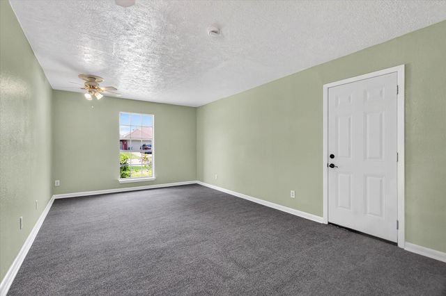 925 S 6th Street, La Porte, TX 77571