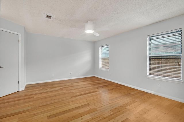 925 S 6th Street, La Porte, TX 77571