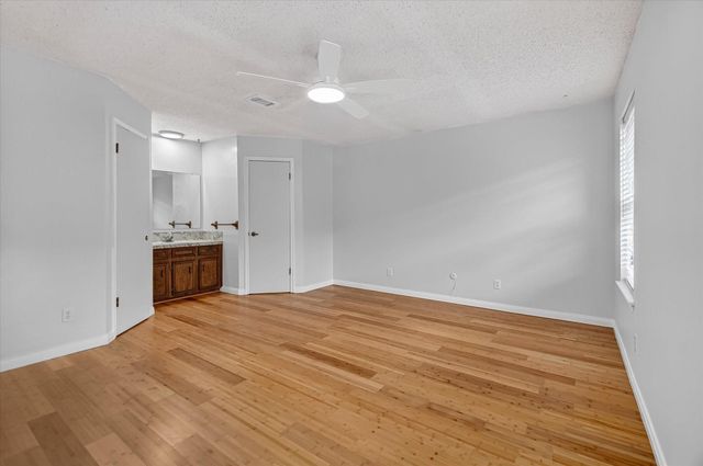 925 S 6th Street, La Porte, TX 77571