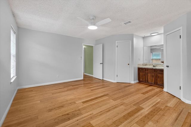 925 S 6th Street, La Porte, TX 77571