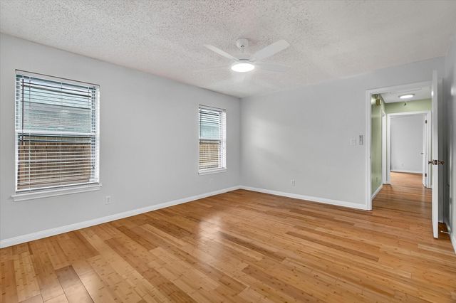 925 S 6th Street, La Porte, TX 77571