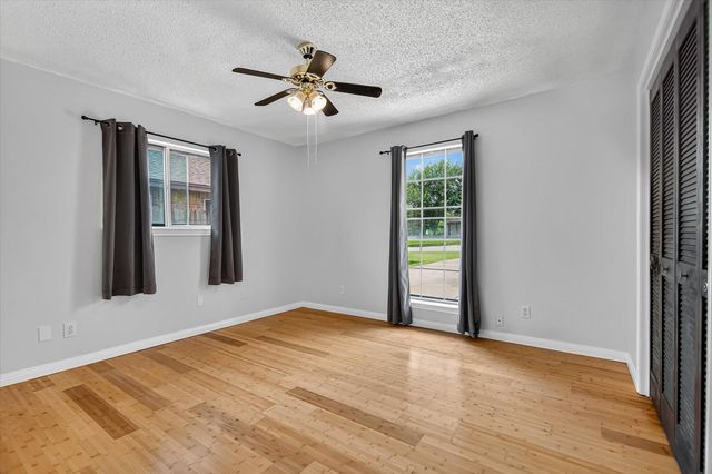 925 S 6th Street, La Porte, TX 77571