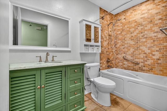 925 S 6th Street, La Porte, TX 77571