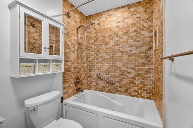 925 S 6th Street, La Porte, TX 77571