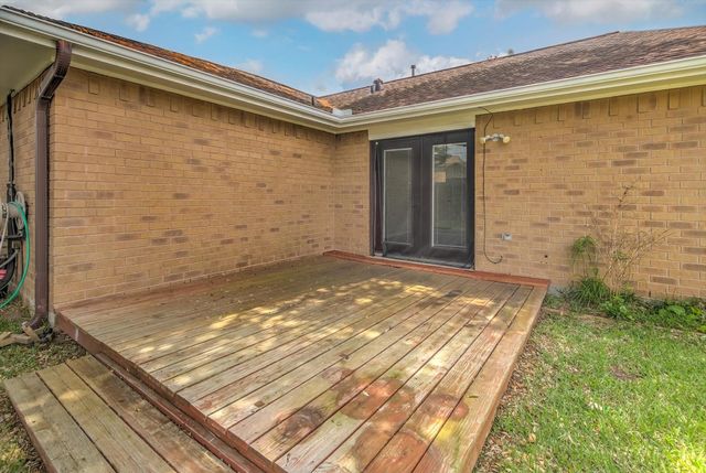 925 S 6th Street, La Porte, TX 77571