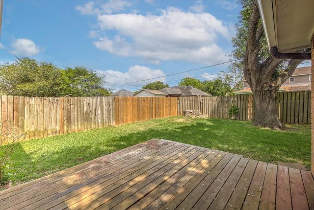 925 S 6th Street, La Porte, TX 77571