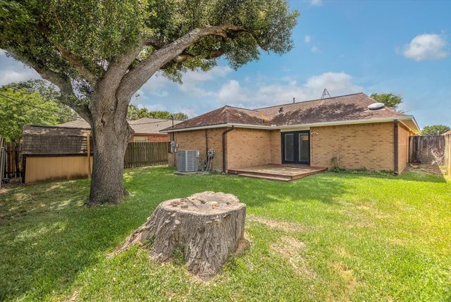 925 S 6th Street, La Porte, TX 77571