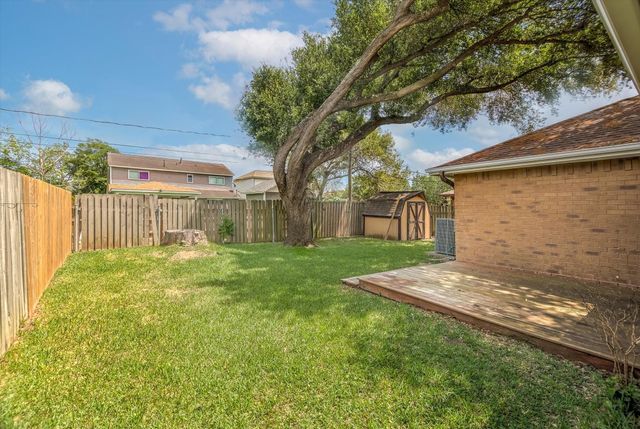 925 S 6th Street, La Porte, TX 77571