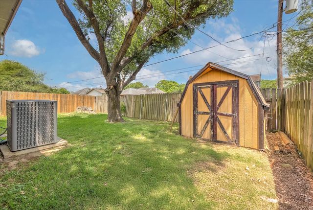 925 S 6th Street, La Porte, TX 77571