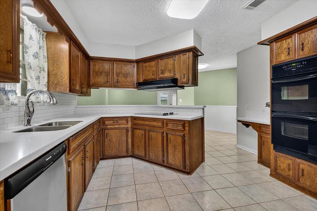 925 S 6th Street, La Porte, TX 77571