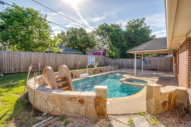 1024 Heberle Drive, Burleson, TX 76028