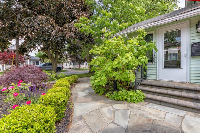 318 Superior Street, South Haven, MI 49090