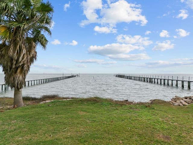1035 6th Street, San Leon, TX 77539