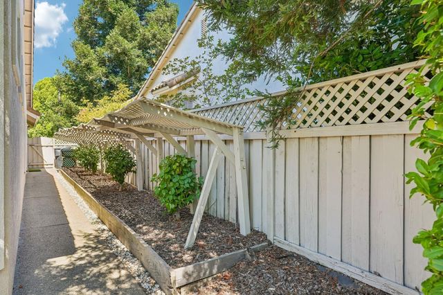5202 Green Grove Ln, Roseville, CA 95747