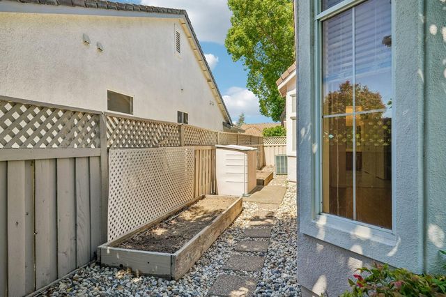 5202 Green Grove Ln, Roseville, CA 95747