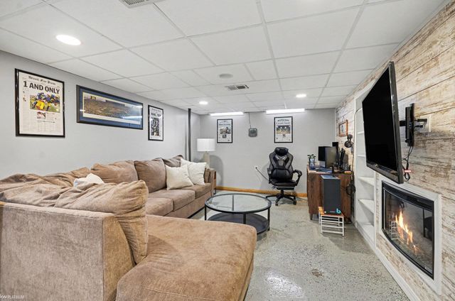 15724 E 13 Mile Road, Roseville, MI 48066