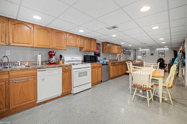 15724 E 13 Mile Road, Roseville, MI 48066