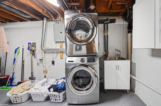 15724 E 13 Mile Road, Roseville, MI 48066