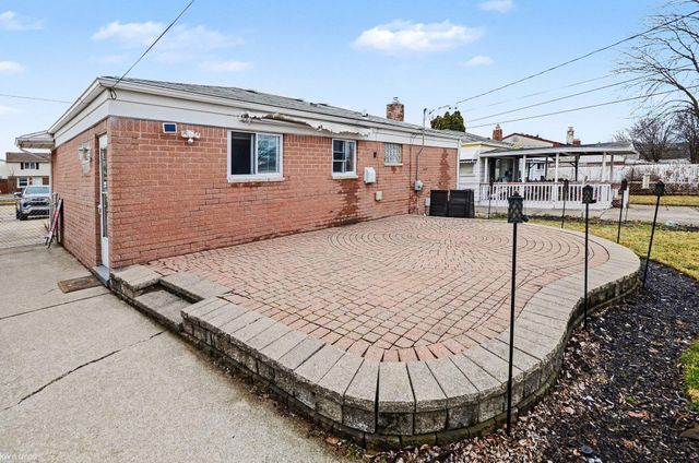 15724 E 13 Mile Road, Roseville, MI 48066