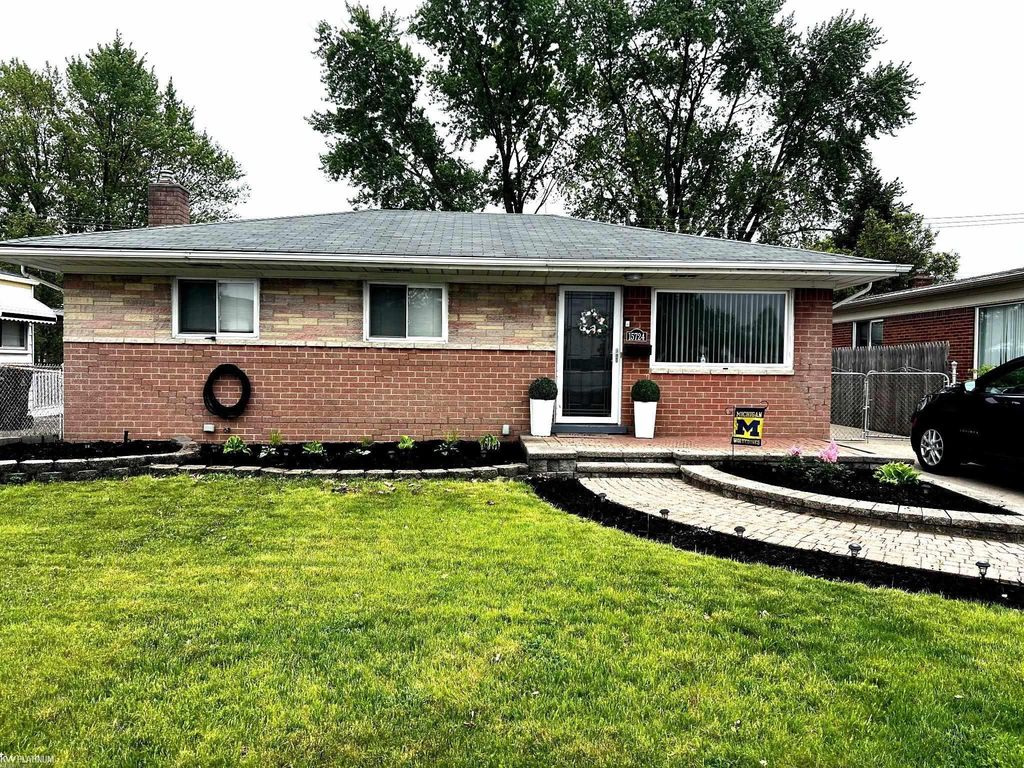 15724 E 13 Mile Road, Roseville, MI 48066