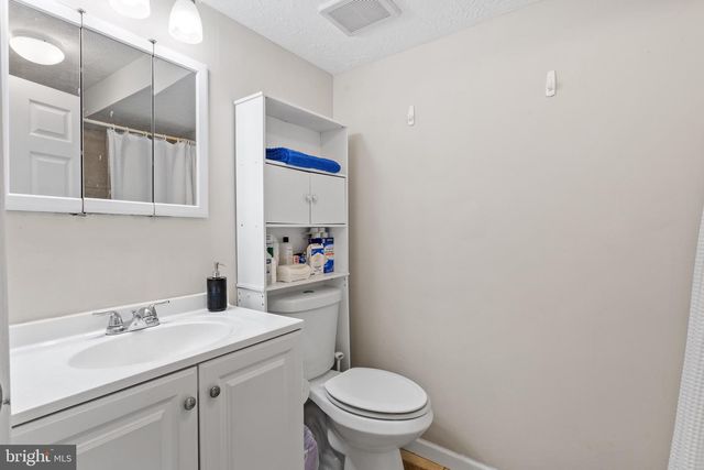 43 KENWOOD DR, Sicklerville, NJ 08081