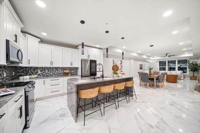 211 DOLPHIN POINT 202, Clearwater Beach, FL 33767