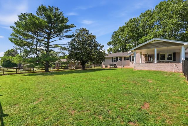 1512 Smith Dr, Lebanon, TN 37087