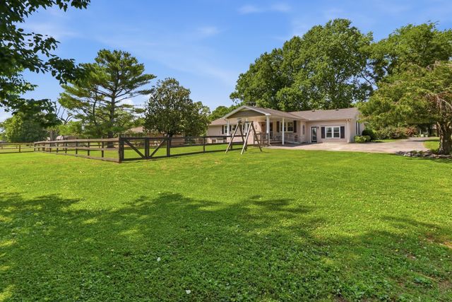 1512 Smith Dr, Lebanon, TN 37087