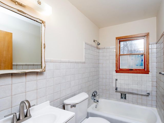 2078 Sloan Street, Maplewood, MN 55117