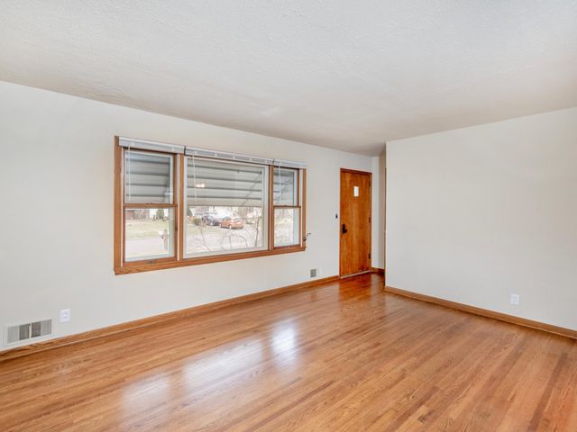 2078 Sloan Street, Maplewood, MN 55117