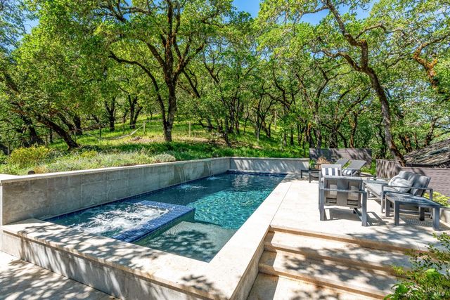 807 Wild Oak Dr, Santa Rosa, CA 95409