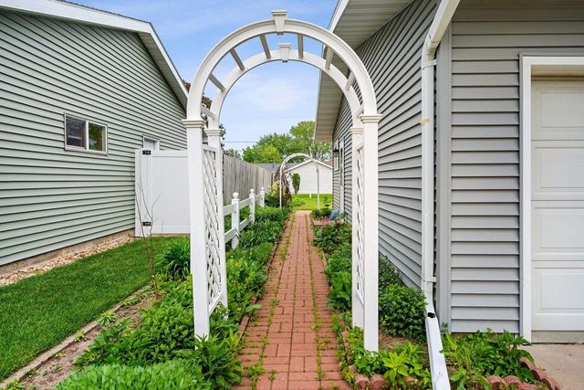 1756 SOUTHLAND AVENUE, Oshkosh, WI 54902