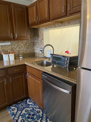 9420 Poinciana Place 214, Davie, FL 33324
